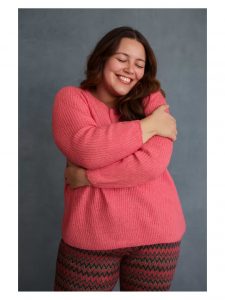 Mona Lisa weicher Pulli Merino himbeerfarben V-Ausschnitt Outfit Powerfarben gemusterte Hose Herbst Winter große Größen Mode online